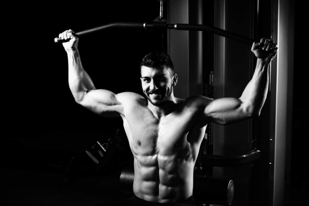 Danabol rendelés – izmos férfi edzőgépen hátizom gyakorlat közben