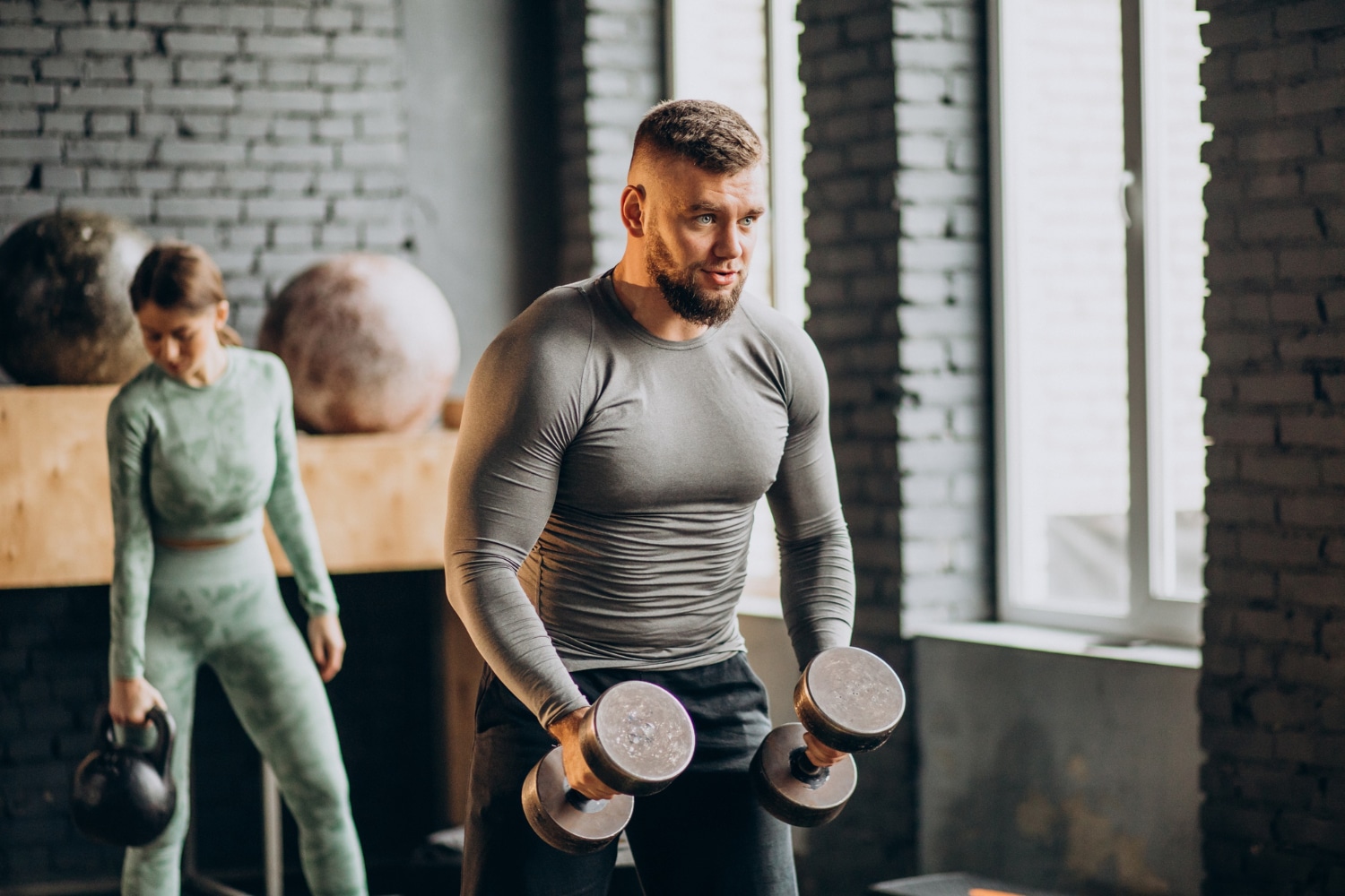 Férfi edzés közben súlyzókkal – stanozolol hatása izomnövekedésre