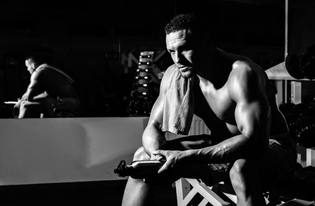 Izmos férfi pihenés közben az edzőteremben – stanozolol kúra utáni regeneráció