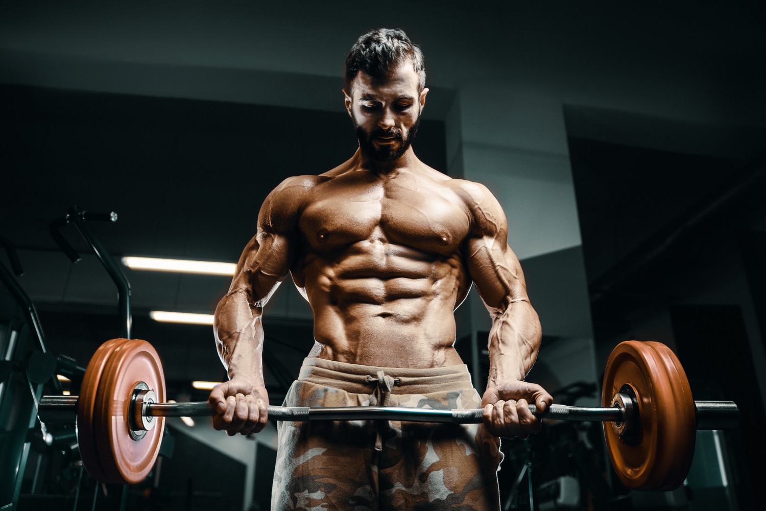 Izmos férfi súlyzós edzést végez, szálkás, vénás karokkal – a Masteron hatása jól látható az izmok keménységében.